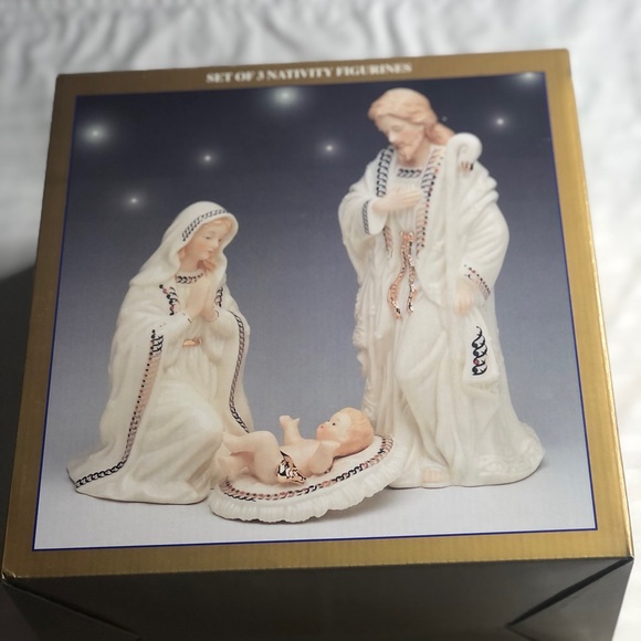 40% off Jade Porcelain Rare Vintage Nativity Figurine Mary Joseph and Baby Jesus - Picture 10 of 10